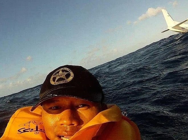 Tấm selfie của anh chàng vừa thoát khỏi tai nạn máy bay đến nay vẫn luôn được coi là một trong những bức ảnh vừa hài hước vừa đáng lên án nhất trên mạng.